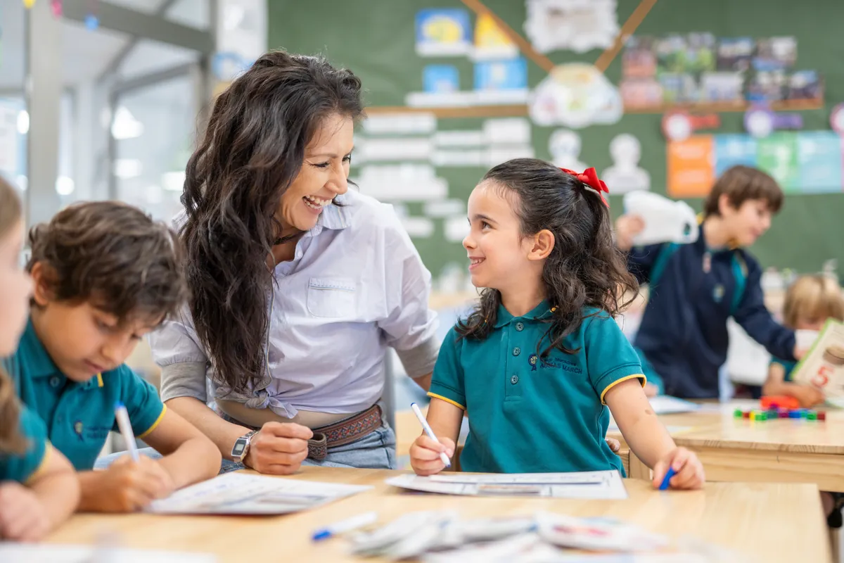 Ausiàs March teacher working with her Primary pupils in class